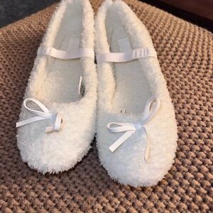 SKIMS White Fuzzy Slippers